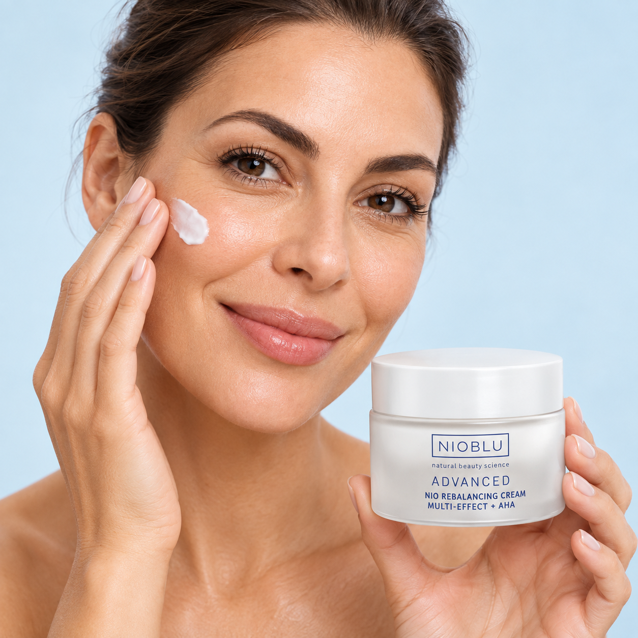 Modella che presenta la crema NIOBLU Advanced vicino al viso