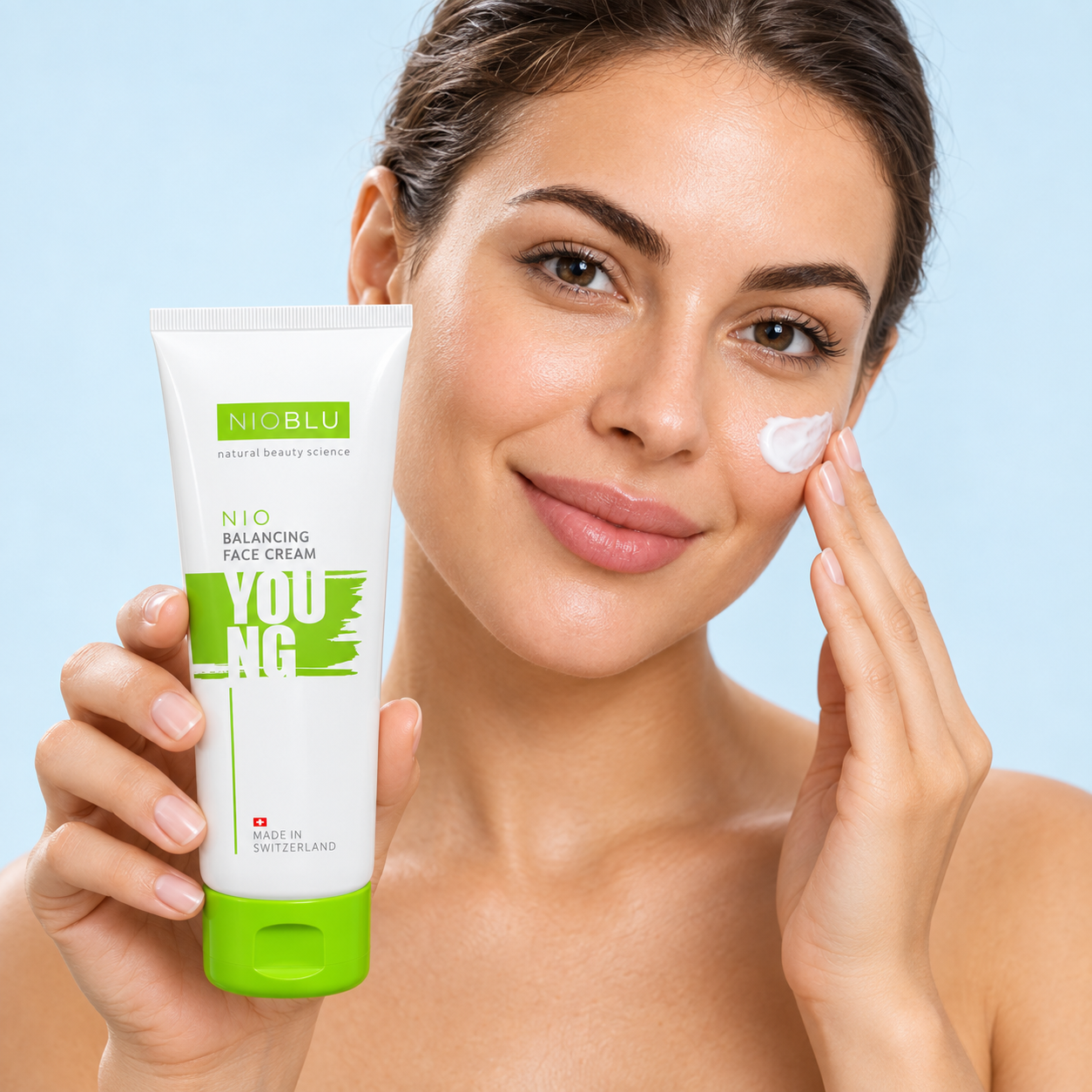 Modella che presenta il tubo NIOBLU Young con tappo verde